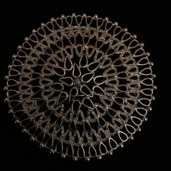 Large Beautiful Silvertone Sarah Coventry Brooch - Picture 2 of 7